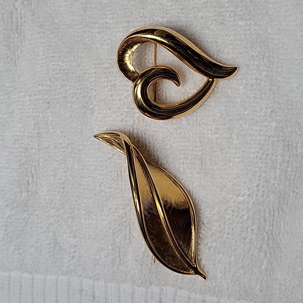 2 pins heart and leaf